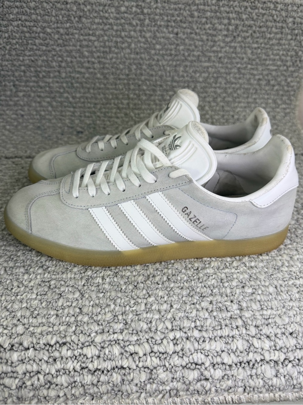 adidas Gazelle Suede Sneakers in Light Gray & White with Gum Sole Women’s Size 9 - Picture 2 of 13